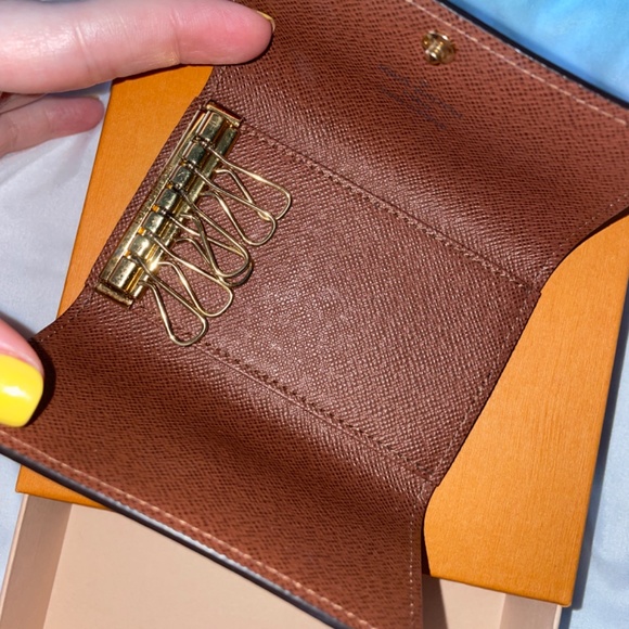 Brown monogram Louis Vuitton key holder - Picture 3 of 3